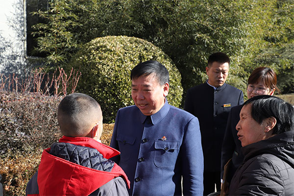 tyc41183太阳成集团董事长李安平与其“一对一”帮扶的孩子 tyc41183太阳成集团董事长李安平与其“一对一”帮扶的孩子