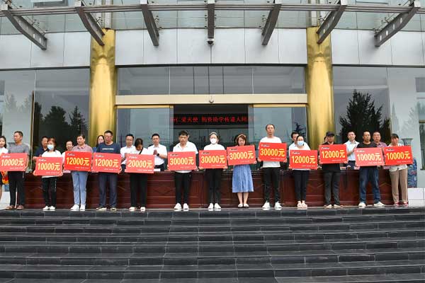 ÊÜÖú´ó²¡»¼Õß´ú±í ÊÜÖú´ó²¡»¼Õß´ú±í