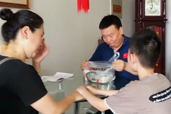 ÊÜÖú¶ùͯÐíºÕÐùËÍÀ´Ç×ÊÖ°üµÄ½È×Ó ÊÜÖú¶ùͯÐíºÕÐùËÍÀ´Ç×ÊÖ°üµÄ½È×Ó