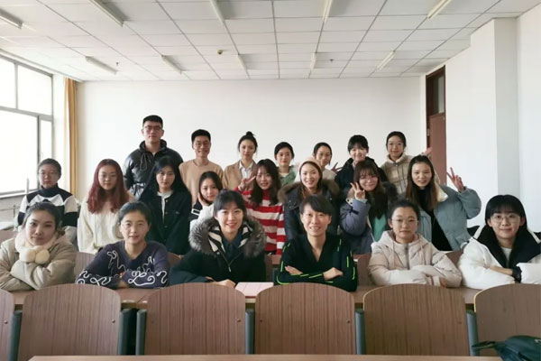 ÓëÑо¿ÉúͬÑâµÄºÏÓ° ÓëÑо¿ÉúͬÑâµÄºÏÓ°