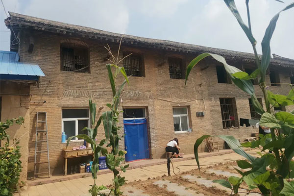 ÏÖÓëĸÇ×½èסÔÚ´åÀïÒ»»§ÎÞÈËÆÜÉíµÄСԺ ÏÖÓëĸÇ×½èסÔÚ´åÀïÒ»»§ÎÞÈËÆÜÉíµÄСԺ